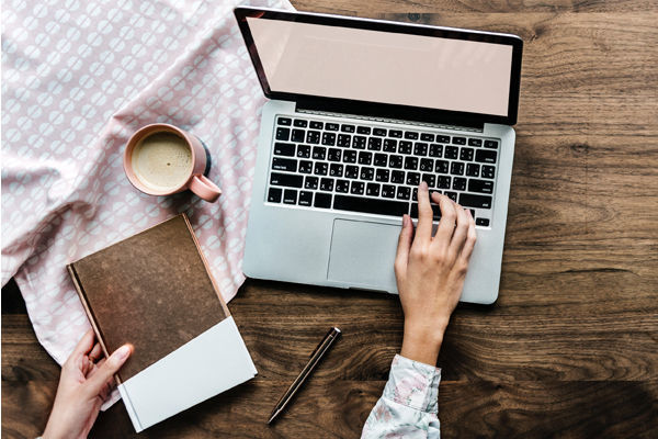 班主任工作论坛发言稿_班主任工作发言稿：流光溢彩 各显风骚